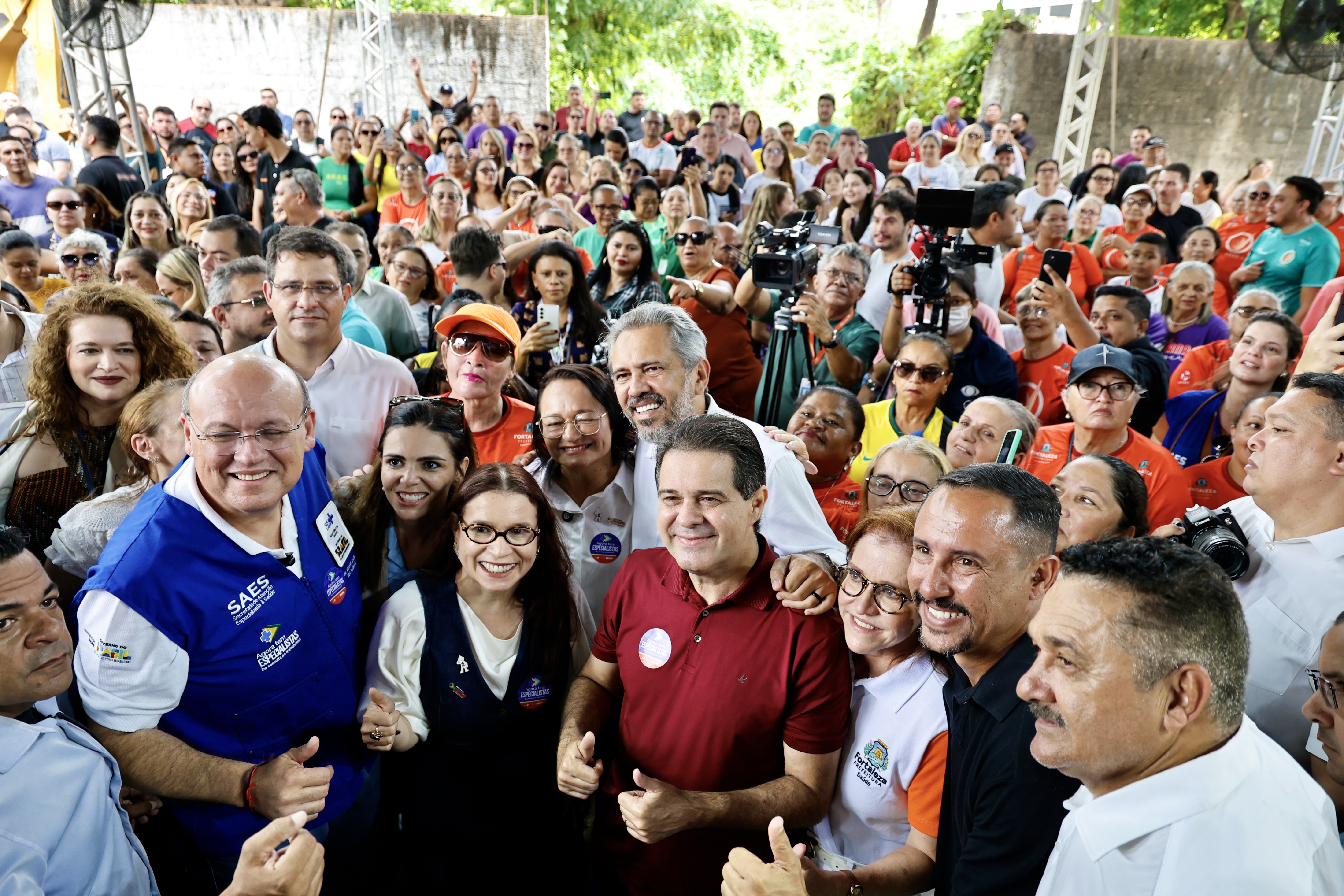 grupo de pessoas posa para a foto